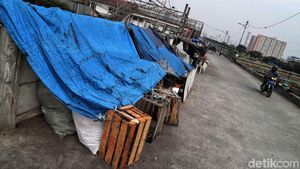 Duh, Gubuk Liar Penuhi Bantaran Sungai Banjir Kanal Barat