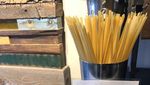 Super Kreatif! Ada Kafe di Dalam Mobil hingga Makan di Lubang WC
