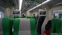 Bangku kereta pun berhadap-hadapan. Di dinding kereta juga ada stop kontak listrik. Juga ada layar LCD yang menampilkan beragam info tentang kereta dan juga lampu LED yang mnunjukan stasiun tujuan.