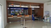 Saat liburan ke Sumatera Barat, kamu harus coba kereta bandaranya. Tak seperti kereta bandara di tempat lain, harga tiket kereta bandara di Padang sangat terjangkau.