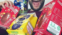 Foto ini menunjukkan kalau Scott adalah penggemar berat cokelat. Di depannya ada berbagai varian cokelat dari berbagai merek.  Foto: instagram @calumscott