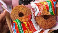 Olahan mie instan ini sempat viral tahun lalu. Mie goreng donat cantik ini buatan gerai bernama Donut Papi. Foto: Instagram