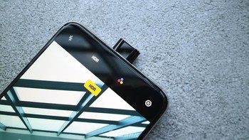Membawa kamera depan pop-up berukuran 16-megapixel menggunakan sensor Sony IMX471 dan aperture f/2.0. Foto: Sina Mobile