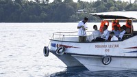 Presiden Joko Widodo bersama Ibu Negara Iriana Jokowi mengenakan pakaian putih saat mengunjungi kawasan wisata Bunaken di Sulawesi Utara.