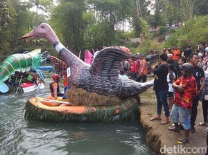 Meriahnya Lomba Perahu Hias di Sungai Elo Magelang