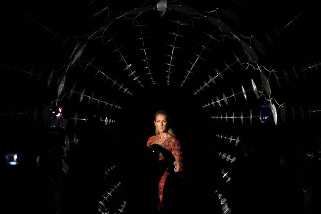 Masih di hari yang sama, Celine Dion juga menghadiri fashion show desainer Iris van Herpen. Ia menebar pesonanya dengan gaun merah transapran karya sang desainer. (Vittorio Zunino Celotto/Getty Images)