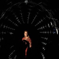 Masih di hari yang sama, Celine Dion juga menghadiri fashion show desainer Iris van Herpen. Ia menebar pesonanya dengan gaun merah transapran karya sang desainer. (Vittorio Zunino Celotto/Getty Images)