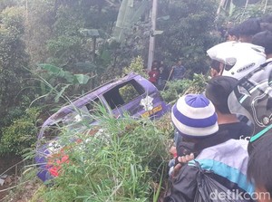 Angkot Berisi 11 Penumpang Timpa Rumah di Bandung Barat
