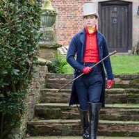 Sejak saat itu Zack selalu memakai setelan tiga helai baju setiap hari, kecuali ketika dia sekolah dan harus berseragam. Aku mulai pakai busana bersejarah setiap hari, tuturnya, seperti dikutip dari Elite Readers. Foto: Instagram/@pinsent_tailoring