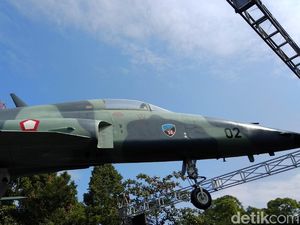 Pesawat Tempur F-5 Tiger Mejeng di Taman Lalu Lintas Bandung