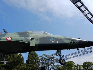 Pesawat Tempur F-5 Tiger Mejeng di Taman Lalu Lintas Bandung