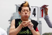 Untuk 'Lenturkan' Organ Dalam Perut, Jawara Makan Ini Sering Latihan Minum Air