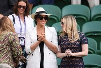 Meghan Markle saat menyaksikan Serena Williams di Wimbledon 2019.