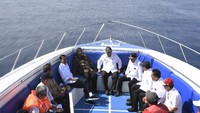 Presiden Joko Widodo (keempat kiri) berbincang dengan sejumlah menteri Kabinet Kerja saat peninjauan kawasan wisata Bunaken menggunakan kapal cepat Bunaken Crystal 7 di Sulawesi Utara.