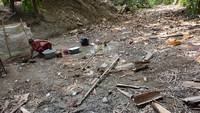 Kekeringan akibat musim kemarau juga melanda Desa Marmoyo, Kecamatan Kabuh, Jombang, Jawa Timur. Warga terpaksa mencari sumber air yang loksinya jauh dari rumah. Syaiful Arif/Antara Foto.