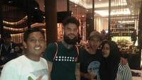 Saking seringnya nongkrong di kafe, sampai-sampai Diego bertemu fansnya dan dimintai foto. Foto: Istimewa
