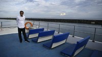 Jokowi menumpangi kapal Bunaken Crystal 7 untuk kembali ke Pelabuhan Manado usai melakukan kunjungan ke kawasan wisata laut Taman Nasional Bunaken.