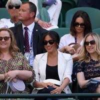 Meghan yang sedang cuti dari tugasnya sebagai Duchess of Sussex setelah melahirkan Archie Harrison pada Mei lalu, datang untuk menyaksikan sahabatnya, Serena Williams, bertanding. Hari itu, Serena melawan Kaja Juvan dari Slovenia pada babak kedua Grand Slam lapangan rumput tersebut. (Foto: Getty Images)