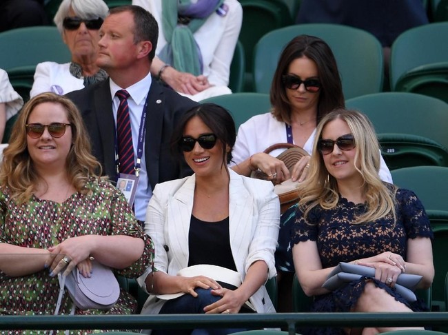 Meghan yang sedang cuti dari tugasnya sebagai Duchess of Sussex setelah melahirkan Archie Harrison pada Mei lalu, datang untuk menyaksikan sahabatnya, Serena Williams, bertanding. Hari itu, Serena melawan Kaja Juvan dari Slovenia pada babak kedua Grand Slam lapangan rumput tersebut. (Foto: Getty Images)