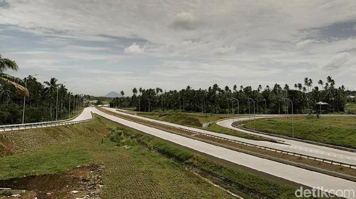 Presiden Joko Widodo meninjau proyek Tol Manado-Bitung sepanjang 39 Km dalam kunjungan kerja, Jumat (5/7/2019). Seperti apa penampakannya?