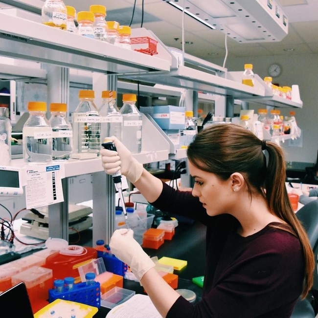 Bukan hal yang biasa ditunjukkan dalam ajang kecantikan, Camille mengaku awalnya sempat ragu. Wanita 24 tahun tersebut akhirnya benar-benar menampilkan dengan harapan bisa membantu mematahkan stereotipe mengenai kontes kecantikan.  Foto: Instagram @camilleschrier