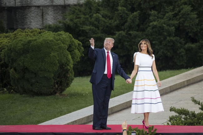 Presiden AS Donald Trump dan Ibu Negara Melania Trump menghadiri acara perayaan Hari Kemerdekaan AS Salute to America di Lincoln Memorial, Washington D.C., Kamis (4/7/2019). Hujan sempat mewarnai acara tersebut tapi itu bukan penghalang bagi Melania untuk tampil maksimal. (Foto: Getty Images)