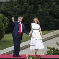 Presiden AS Donald Trump dan Ibu Negara Melania Trump menghadiri acara perayaan Hari Kemerdekaan AS Salute to America di Lincoln Memorial, Washington D.C., Kamis (4/7/2019). Hujan sempat mewarnai acara tersebut tapi itu bukan penghalang bagi Melania untuk tampil maksimal. (Foto: Getty Images)