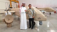 Menkominfo Rudiantara saat berfoto di depan drone Saker. (Foto: Elvan Dany Sutrisno)