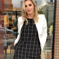 Wasit cantik ini viral setelah menjahili salah satu pemain dengan mengambil kartu merah di saku celana dan mengambil saputangan. Foto: Instagram @fernandacolomboreal