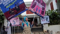 Sejumlah emak-emak yang merupakan pendukung Prabowo Subianto-Sandiaga Uno mendatangi kediaman Prabowo di Jalan Kertanegara, Jakarta, untuk melakukan aksi di sana, Jumat (5/7/2019).