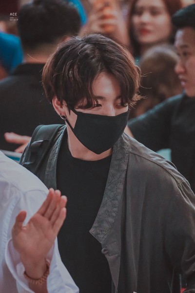 Jungkook BTS Curi Perhatian di Bandara Pakai Hanbok  Modern 