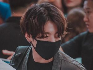 Jungkook BTS Curi Perhatian di Bandara Pakai Hanbok Modern