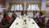 Berkumpul dengan tokoh pertanian di Lampung, Nunik menjamu tamunya dengan segelas teh hangat dan kudapan. Foto: instagram @noenia_ch