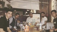 Ini Diego saat nongkrong bareng teman-temannya di sebuah kafe. Momen tersebut diabadikan dalam sebuah foto. Foto: Istimewa