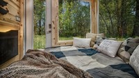 Begini penampakan sofa tersebut yang disulap menjadi kasur untuk dua orang. Ketika digelar, kasur ini akan menutupi pintu masuk. Istimewa/Dok. Inhabitat.