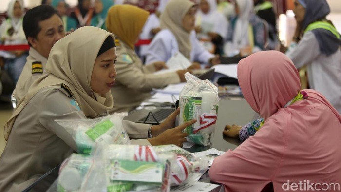 Sejumlah calon jamaah haji tiba di Asrama Haji Pondok Gede. Mereka melakukan kelengkapan administrasi sebelum berangkat pada Minggu (7/7/2019) dini hari.