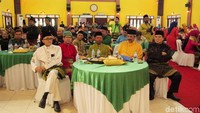 Acara halalbihalal tersebut dihadiri oleh sejumlah tamu yang menggunakan pakaian adat Melayu.