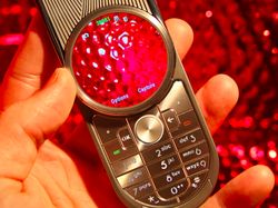 Nostalgia HP Super Mahal yang Menawan: Motorola Aura