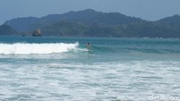 Pantai Pulau Merah pun juga memiliki pesona alam yang indah. Mungkin, bisa jadi destinasi yang masuk daftar saat ke Banyuwangi (Ardian Fanani/detikcom)
