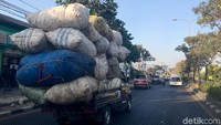 Kendaraan dengan muatan berlebih seharusnya tak boleh terjadi karena bisa membahayakan pengendara lain ataupun bagi si supir yang mengendarai mobil tersebut apabila terjadi sesuatu.