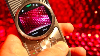 Beberapa saat setelah diluncurkan, ada pula varian lebih mahal yang berlapis emas ataupun berlian. Foto: Pocket Lint  