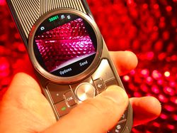 Nostalgia HP Super Mahal yang Menawan: Motorola Aura
