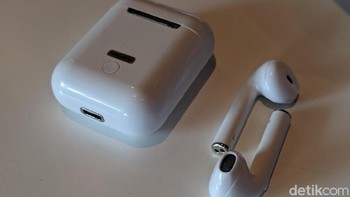 Melengkapi tablet dan ponselnya, Advan turut merilis bluetooth headset mirip AirPod milik Apple. Diberi nama Pods Go dan dilepas seharga Rp 200 ribu. Foto: Adi Fida Rahman/detikINET