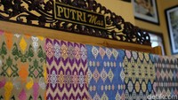 Kelompok tenun ini juga memperoleh 6 HaKI dari Kementerian Hukum dan HAM.
