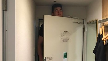 Pintu yang tidak muat. Foto: Bored Panda