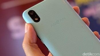 Ponsel yang menjalankan Android Go ini punya kamera belakang 5MP dan kamera selfie 2 MP.. Foto: Adi Fida Rahman/detikINET