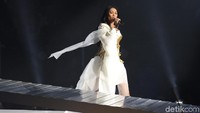 Anggun cantik dan mempesona dengan gaun putih yang dipakai saat menggelar konser. Foto: noel/detikhot