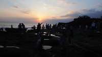 Wisatawan menikmati pemandangan matahari terbenam (sunset) di kawasan Wisata Pura Tanah Lot, Tabanan, Bali. Antara Foto/Saiful Bahri.