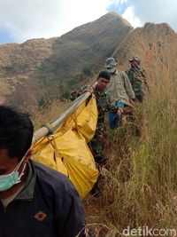 Detik Detik Evakuasi Jenazah Toriq Pelajar Yang Hilang Di Bukit Piramid