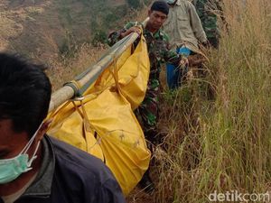 Detik-detik Evakuasi Jenazah Toriq Pelajar yang Hilang di Bukit Piramid